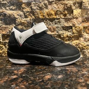 Air Jordan 2009 Black and White Sneakers Sleek Design